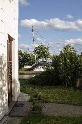 Ocelová lávka sv. Petra a Pavla pro pěší a cyklisty přes řeku Berounku v Radotíně 